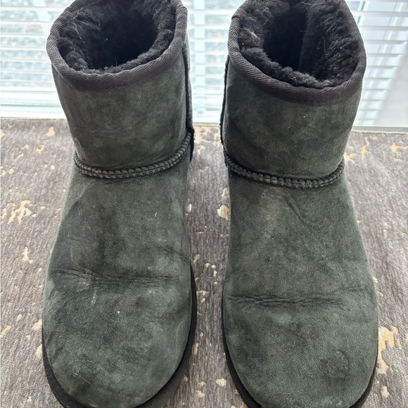 UGGS - Black Low Top Boots
Pre-loved
Size 8 - Picture 1 of 7